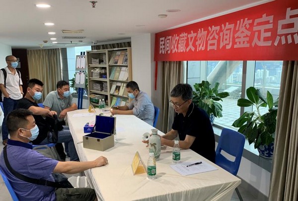 2020年7月1日下午，在深圳试点开展的第3场民间收藏文物咨询鉴定活动在罗湖区鸿昌广场举行。2小时共接待16位市民，咨询鉴定藏品69件（套）。.jpg