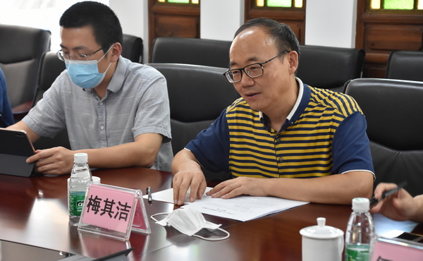 2.梅其洁副厅长高度肯定省立中山图书馆数字化资源自建能力.JPG