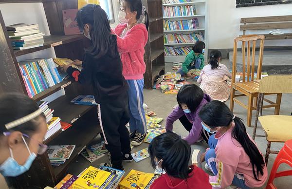 2 星平小学学生化身“小小图书管理员”.jpg