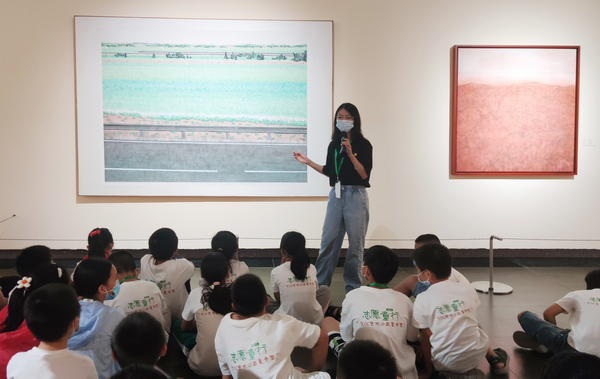 (省美术馆)志愿者引导学员们透过作品中的”赤土”思考岭南风貌特征.jpg