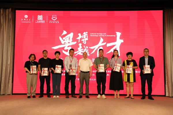 博彩楼
党组成员、副厅长、省文物局局长龙家有向全省学员代表赠书.jpg