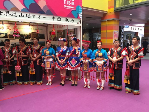 调整大小 我县瑶族特色服饰展示.JPG