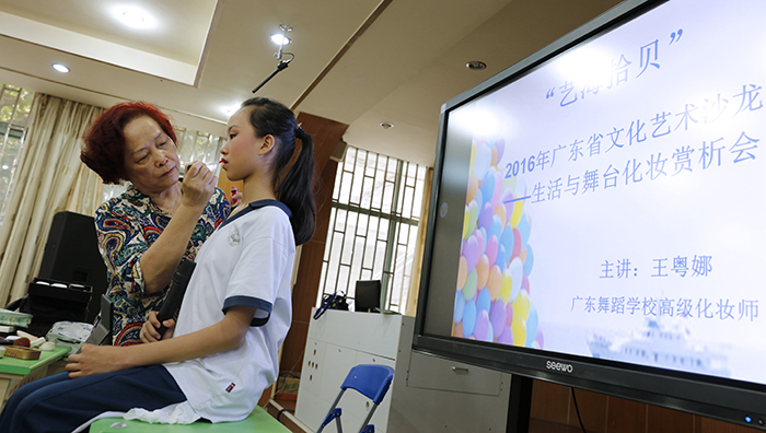 老师帮同学化妆