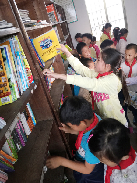 孩子们迫不及待地从书架上取书