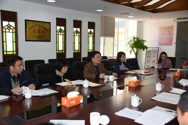 方健宏厅长(左三)讲话